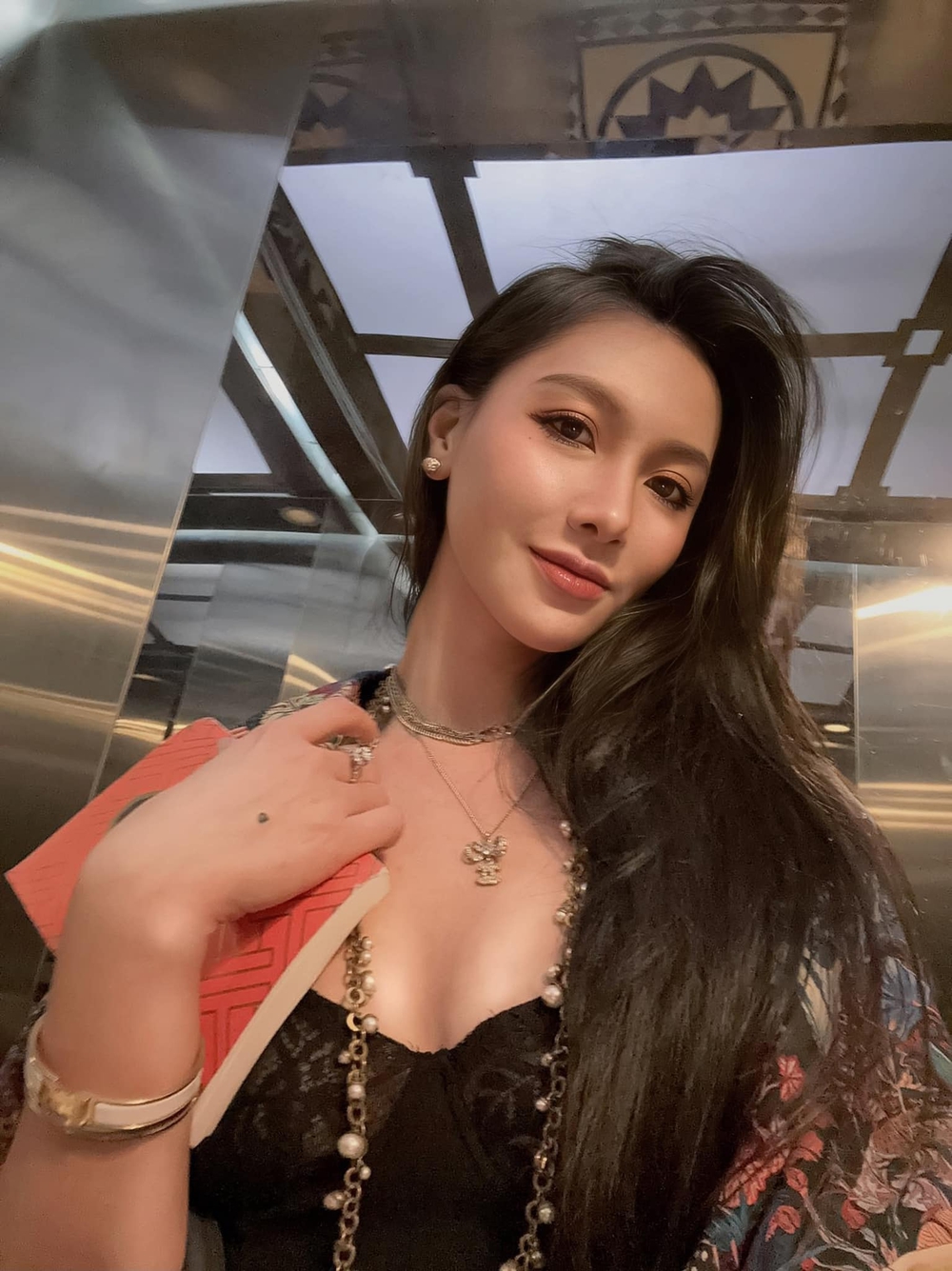 MC Minh Hà viết status “thả thính”, đăng ảnh gợi cảm gây chú ý