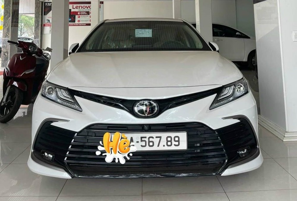 Toyota Camry biển đẹp san bằng tất cả rao bán với giá ngang căn nhà, xe chưa từng lăn bánh - Ảnh 1.