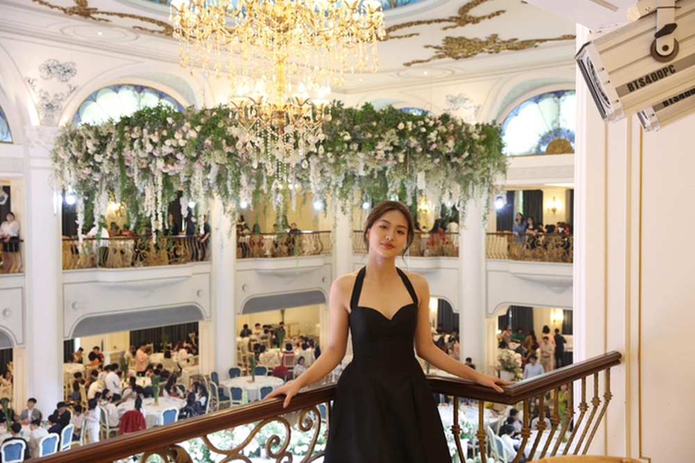 Hoa khôi bóng chuyền Kim Huệ chụp lén con gái qua cam thường, dân mạng hết lời khen ‘phải đi thi hoa hậu’