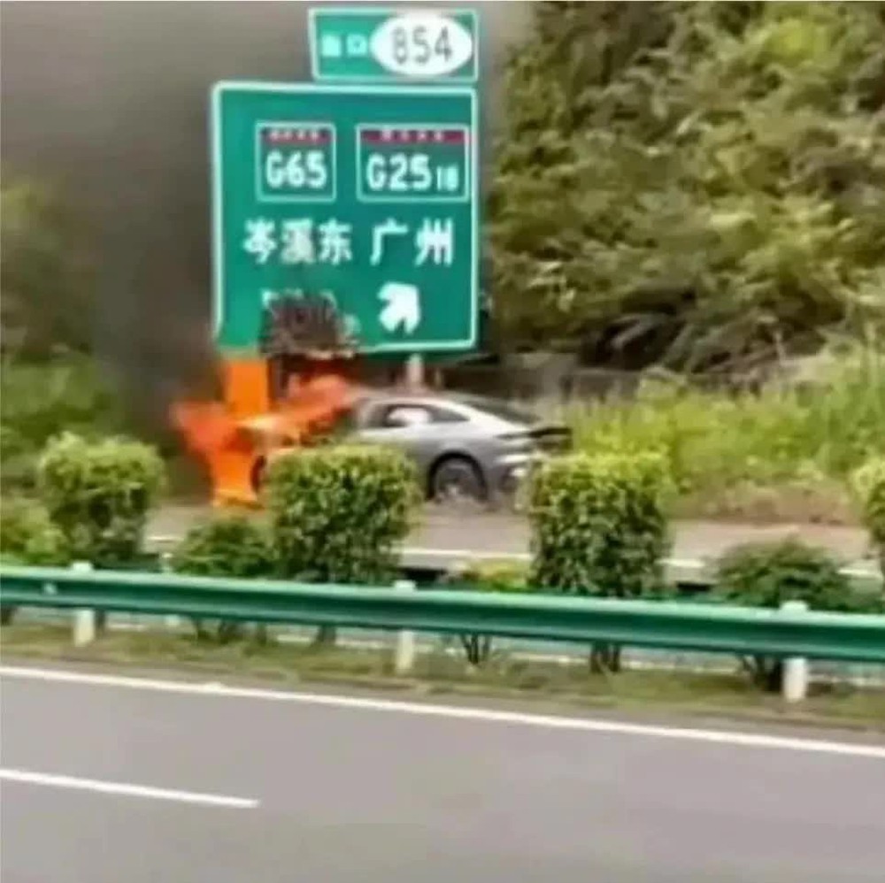 Ô tô điện Trung Quốc bốc cháy, người dân không kịp cứu tài xế vì tay nắm cửa ẩn không hoạt động - Ảnh 1.