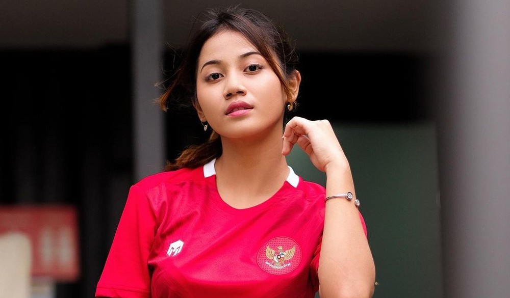 Chiêm ngưỡng vẻ gợi cảm của thủ quân tuyển nữ Indonesia khiến fan ngất ngây - Ảnh 5.
