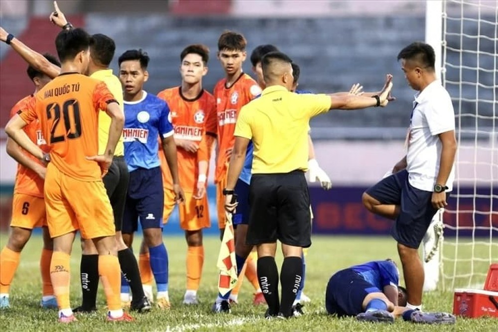 Cầu thủ U20 Việt Nam Mai Quốc Tú bị phạt 5 trận sau khi đạp vào đầu đối thủ - Ảnh 1.
