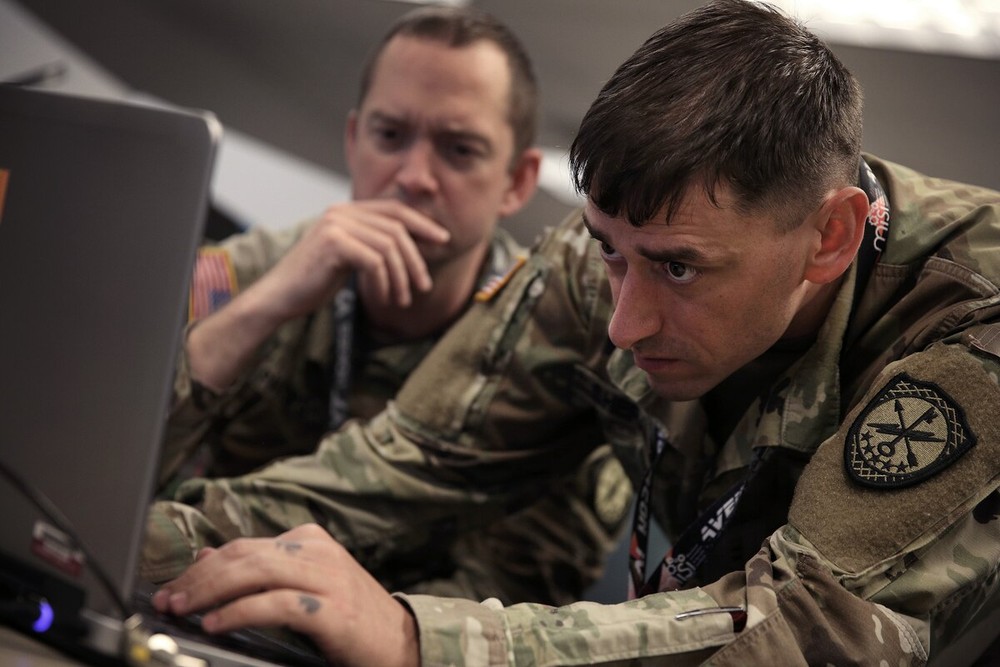 Mỹ điều động 43 chuyên gia an ninh mạng tới Ukraine - Ảnh 1.