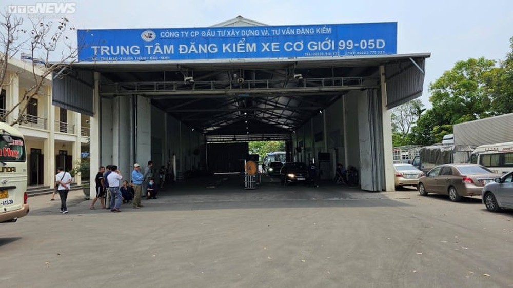 Công an triệu tập 2 người nghi ‘cò mồi’ để đăng kiểm nhanh ở Bắc Ninh - Ảnh 2.