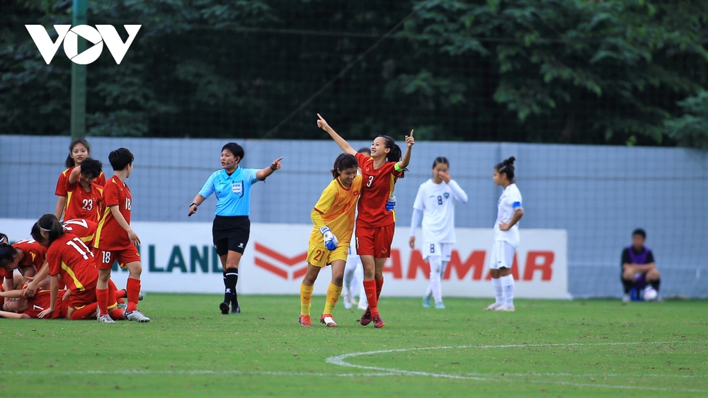Bóng đá nữ Việt Nam ghi dấu ấn lớn ở giải châu Á, cầu thủ ăn mừng như Ronaldo - Ảnh 10.