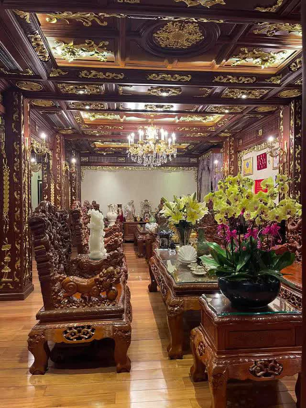 Bộ môn decor tốn tiền cỡ nào: Đoàn Di Băng trang trí biệt thự như phim trường, đại gia Long An thắp sáng lâu đài cả ngày lẫn đêm