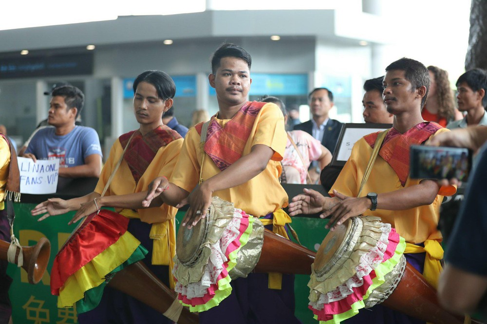 U22 Việt Nam hạ cánh Campuchia dự SEA Games 32, nước bạn chào đón hoành tráng - Ảnh 4.