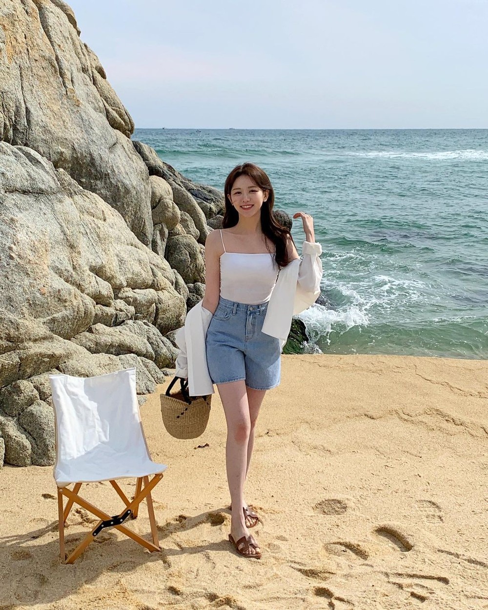 10 công thức diện áo sơ mi chuẩn đẹp khi đi du lịch của nàng blogger xứ Hàn - Ảnh 3.