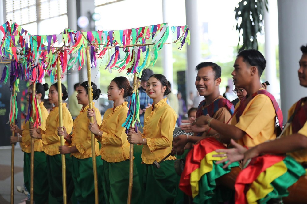 U22 Việt Nam hạ cánh Campuchia dự SEA Games 32, nước bạn chào đón hoành tráng - Ảnh 3.