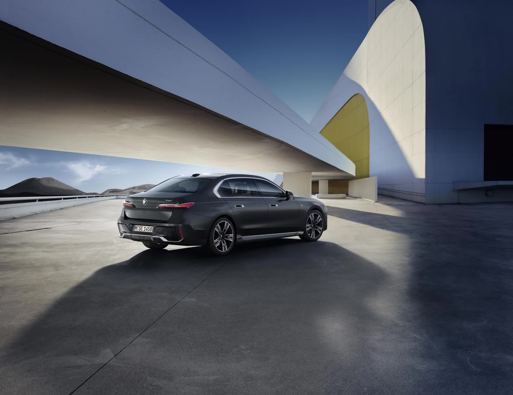 BMW i7, X7, 7-Series và 8-Series mới đồng loạt ra mắt Việt Nam: Giá từ 5,2 tỷ đồng, dồn áp lực lên Mercedes và Audi - Ảnh 4.