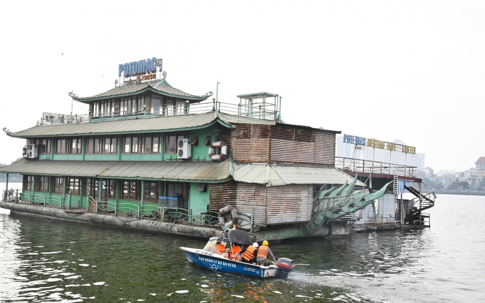 Chủ phương tiện không hợp tác khi bị cưỡng chế, tháo dỡ du thuyền trên Hồ Tây - Ảnh 4.