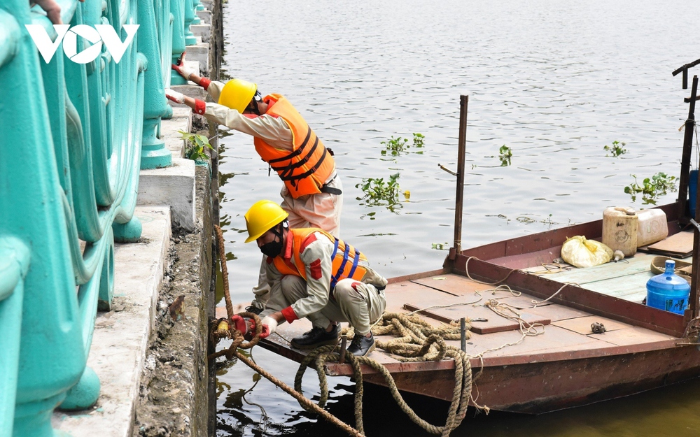 Chủ phương tiện không hợp tác khi bị cưỡng chế, tháo dỡ du thuyền trên Hồ Tây - Ảnh 14.