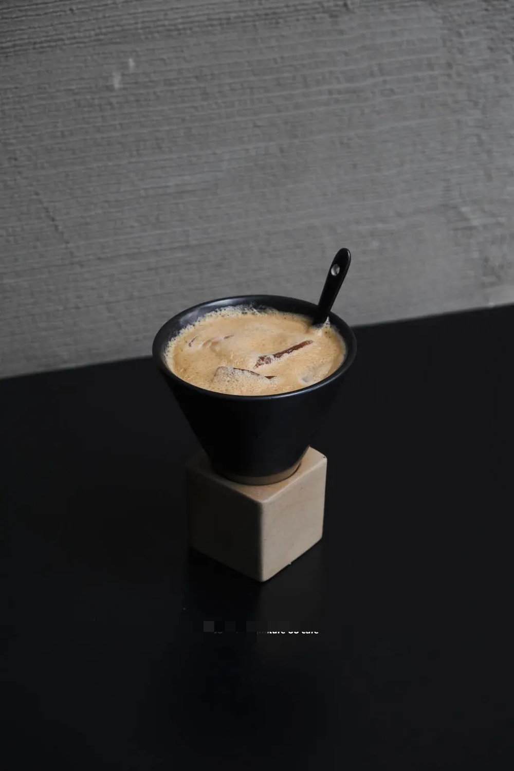 Thực khách hoang mang với chiếc cốc “lật đật” tại quán cà phê đang hot, không uống hết trong 1 lần là toang!