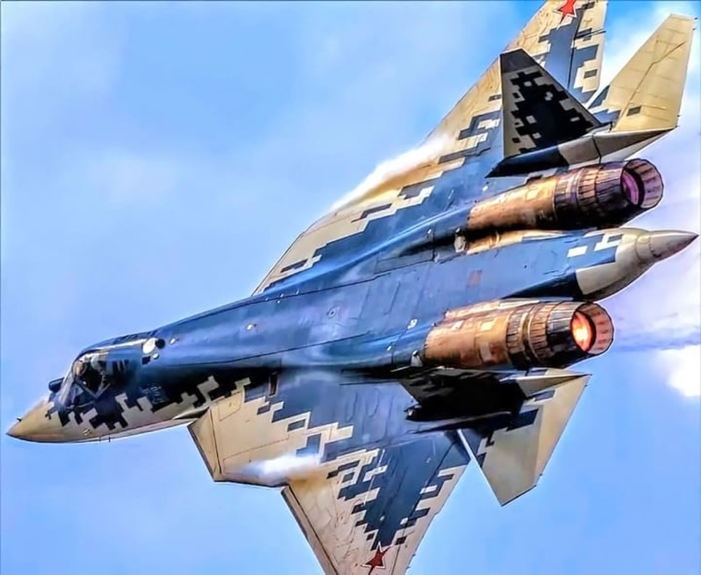 Returning to the race of the 5th generation fighter, the Su-57 made a makeover thanks to the latest technology - Photo 1.