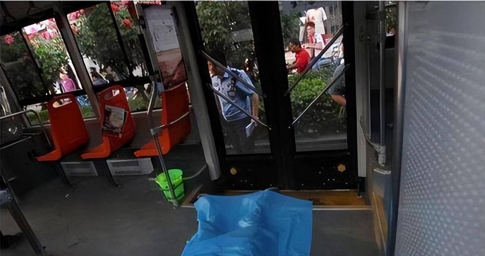 Trung Quốc: Người phụ nữ tử vong vì ăn bánh bị nghẹn trên xe buýt, gia đình đòi tài xế bồi thường - Ảnh 2.