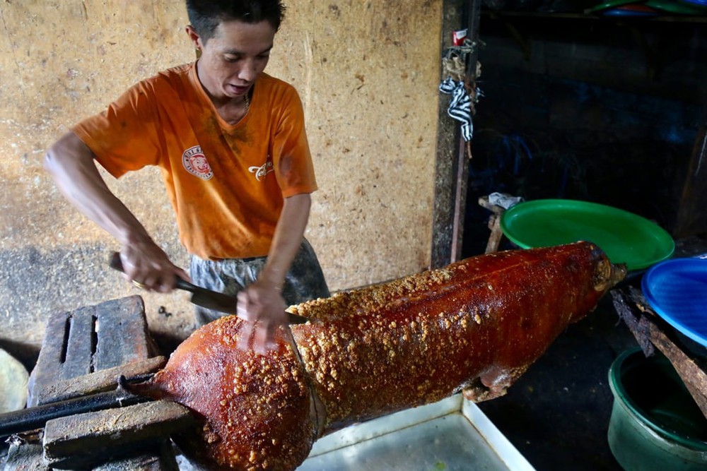 Babi guling: Món ăn đặc biệt của đảo Bali khiến vị đầu bếp huyền thoại phải thốt lên ngon nhất thế giới, tưởng lạ mà quá quen - Ảnh 1.