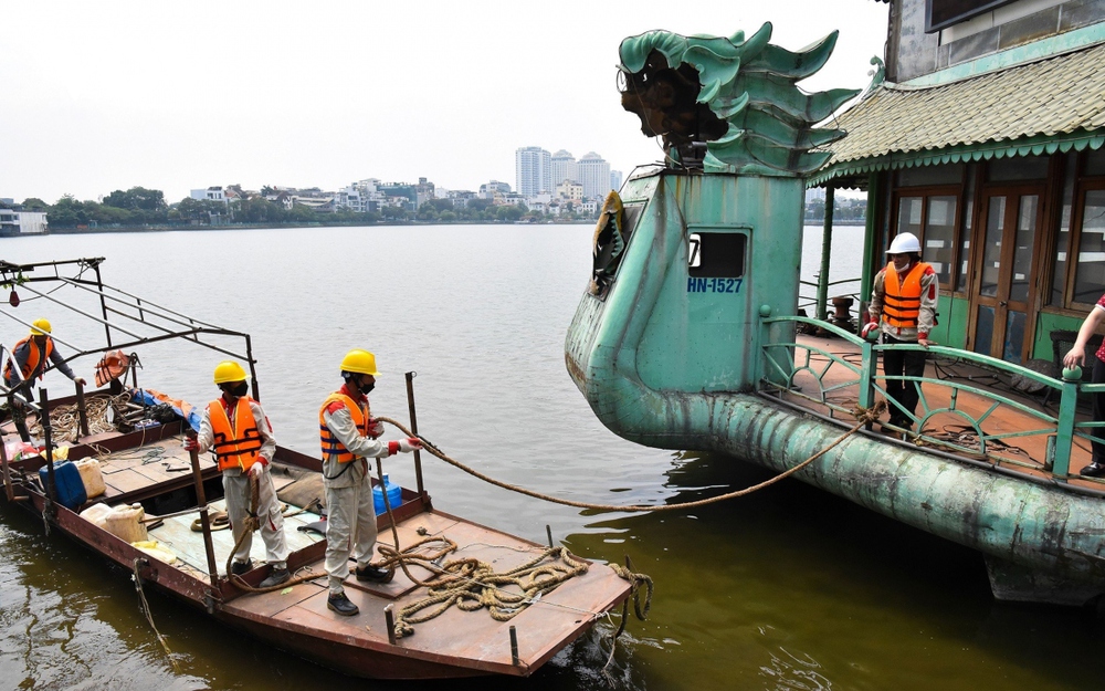 Chủ phương tiện không hợp tác khi bị cưỡng chế, tháo dỡ du thuyền trên Hồ Tây - Ảnh 11.