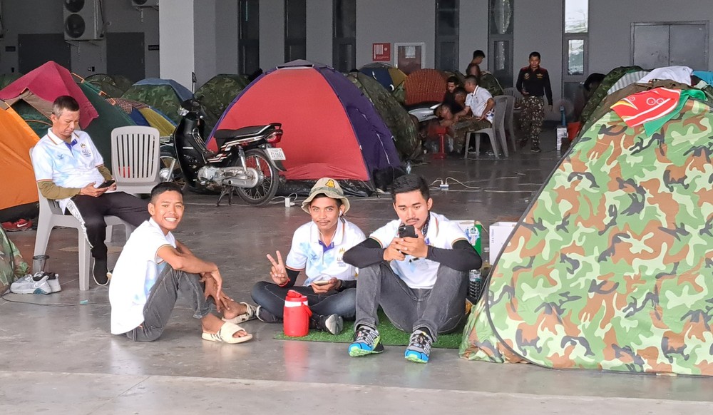 Công nhân Campuchia dựng lều ngủ tại SVĐ nghìn tỷ, hối hả chuẩn bị lễ khai mạc SEA Games 32 - Ảnh 7.