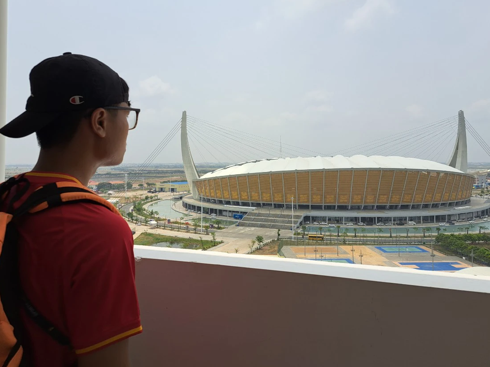 Công nhân Campuchia hối hả dọn rác, trang hoàng khu làng view triệu đô của SEA Games 32 - Ảnh 2.