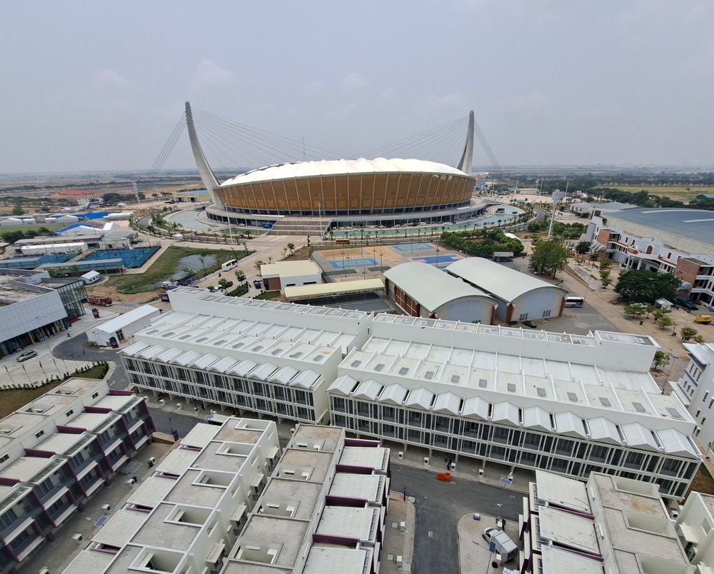 Công nhân Campuchia hối hả dọn rác, trang hoàng khu làng view triệu đô của SEA Games 32 - Ảnh 1.