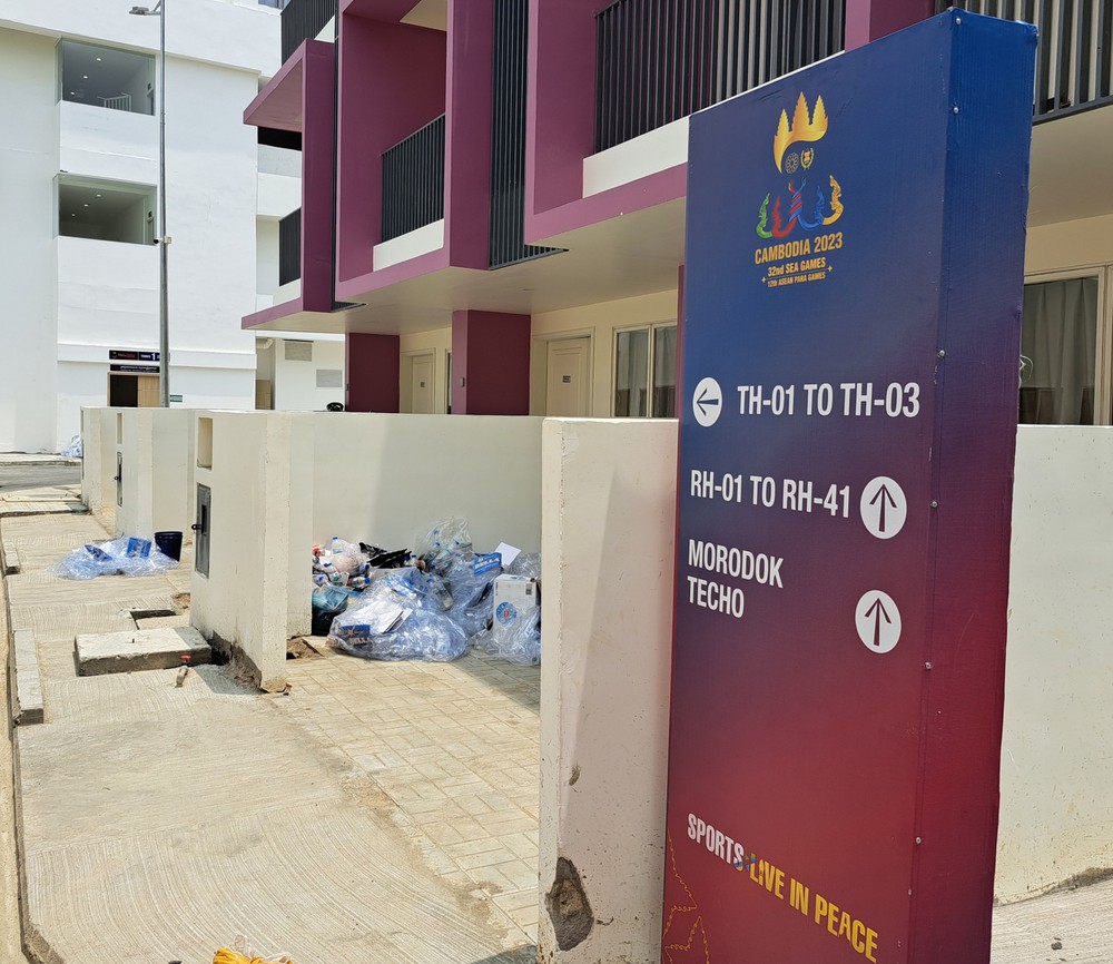 Công nhân Campuchia hối hả dọn rác, trang hoàng khu làng view triệu đô của SEA Games 32 - Ảnh 9.