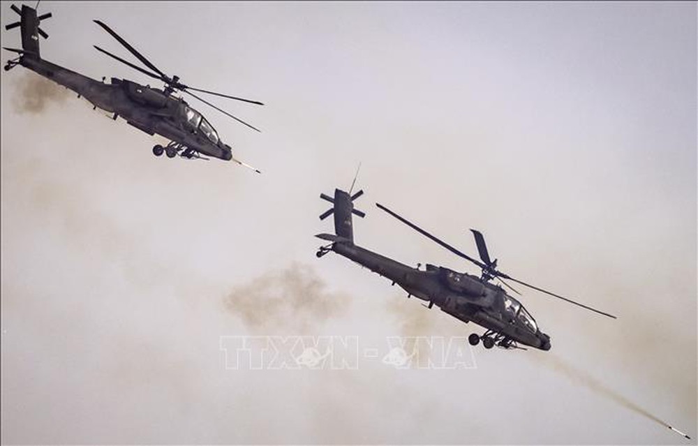 Ba phi công tử nạn trong vụ rơi 2 trực thăng Apache của Lục quân Mỹ - Ảnh 1.