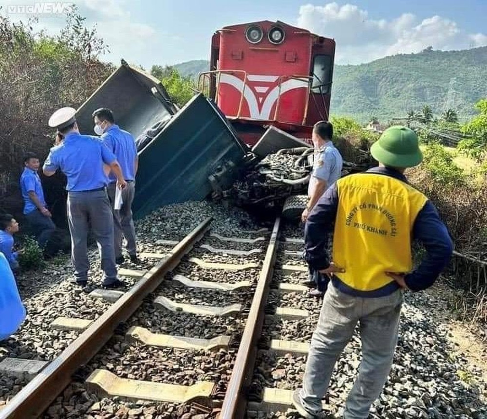 Khánh Hòa: Xe tải băng qua đường sắt bị tàu hỏa tông, tài xế tử vong - Ảnh 2.