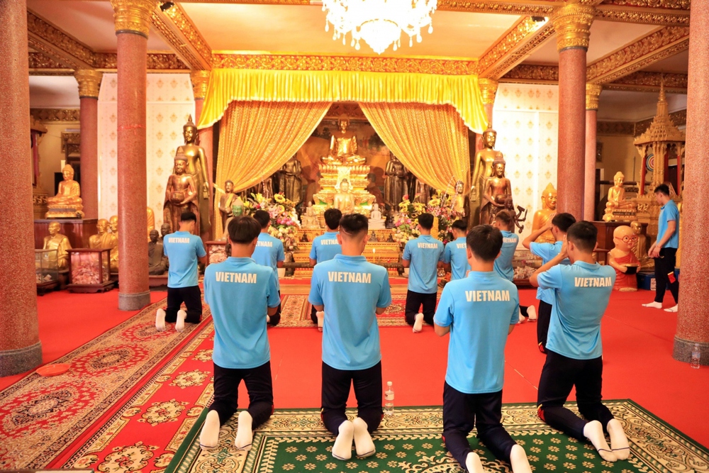 HLV Troussier cho U22 Việt Nam thăm quan ngôi chùa nổi tiếng ở Campuchia - Ảnh 2.