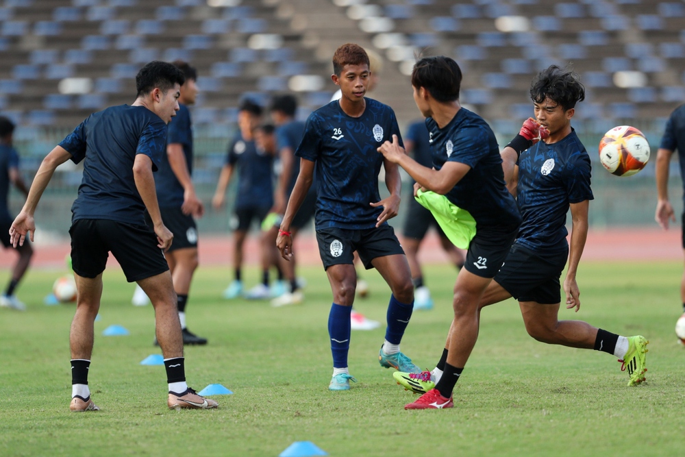 U22 Campuchia tạo nên “cơn sốt bóng đá” trước trận ra quân SEA Games 32 - Ảnh 1.