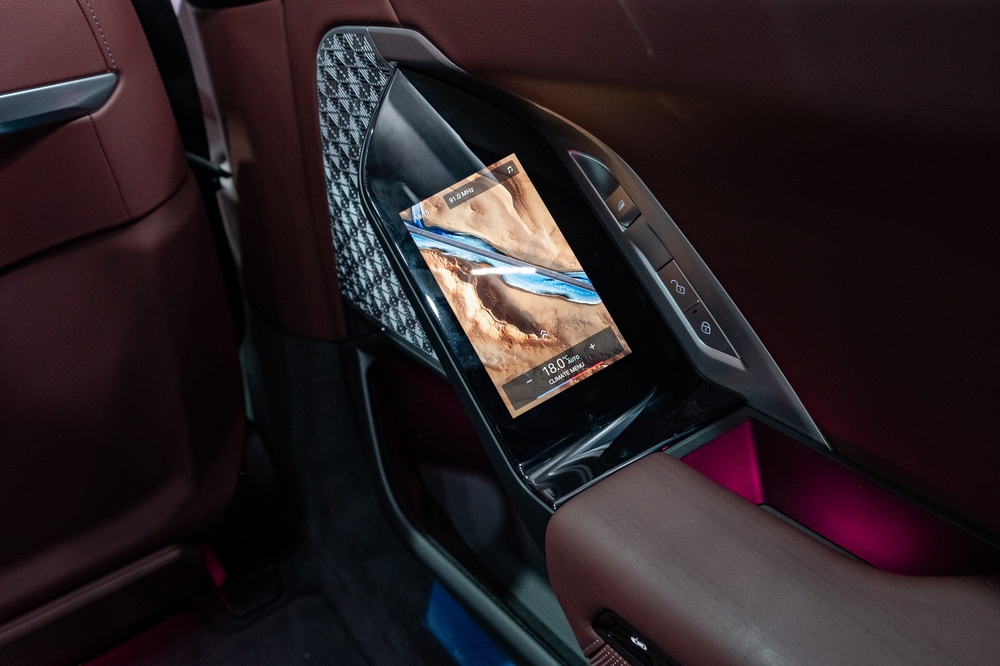 Ảnh thực tế BMW 7-Series 2023 giá từ 5,2 tỷ đồng tại Việt Nam: Nhiều màn hình, các chi tiết kiểu 3D, có điểm ‘học’ từ S-Class - Ảnh 9.