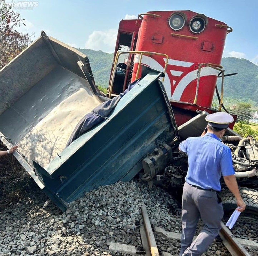 Khánh Hòa: Xe tải băng qua đường sắt bị tàu hỏa tông, tài xế tử vong - Ảnh 1.
