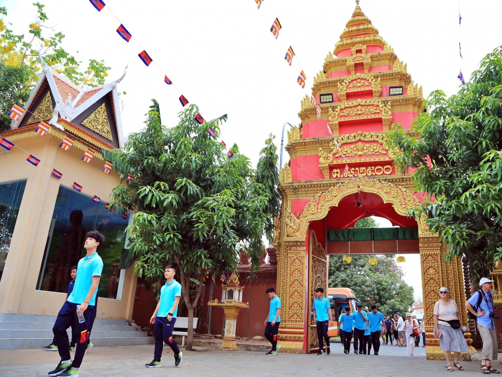 HLV Troussier cho U22 Việt Nam thăm quan ngôi chùa nổi tiếng ở Campuchia - Ảnh 1.