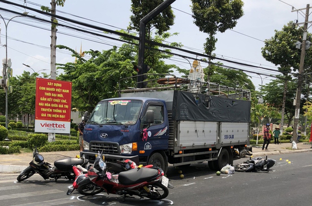 Nguyên nhân khá bất ngờ vụ xe tải tông hàng loạt xe gắn máy ở An Giang - Ảnh 1.