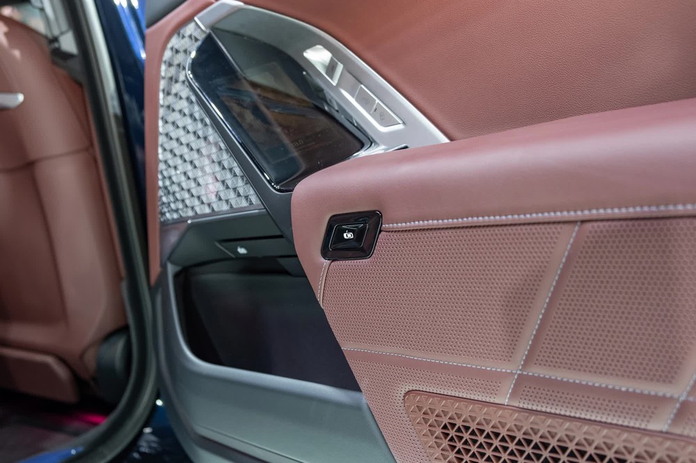 Ảnh thực tế BMW 7-Series 2023 giá từ 5,2 tỷ đồng tại Việt Nam: Nhiều màn hình, các chi tiết kiểu 3D, có điểm ‘học’ từ S-Class - Ảnh 16.