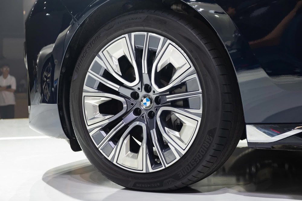 Ảnh thực tế BMW 7-Series 2023 giá từ 5,2 tỷ đồng tại Việt Nam: Nhiều màn hình, các chi tiết kiểu 3D, có điểm ‘học’ từ S-Class - Ảnh 14.