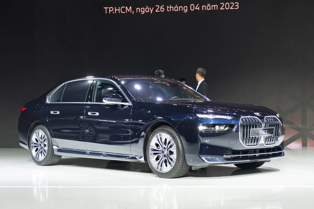 Ảnh thực tế BMW 7-Series 2023 giá từ 5,2 tỷ đồng tại Việt Nam: Nhiều màn hình, các chi tiết kiểu 3D, có điểm ‘học’ từ S-Class - Ảnh 11.