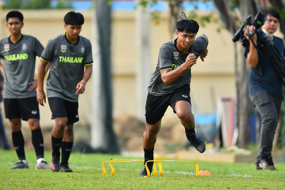 U22 Thái Lan yêu cầu Campuchia đổi sân tập, chê mặt cỏ quá cứng - Ảnh 5.