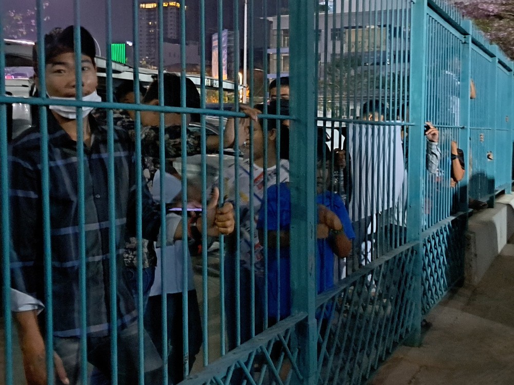 Xót xa cảnh CĐV nhí leo rào, cố xem U22 Campuchia vì không có vé vào sân - Ảnh 3.