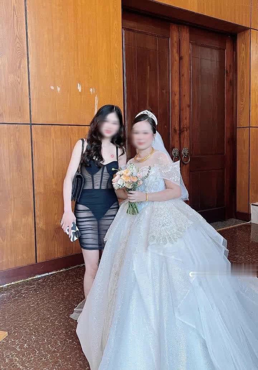Bí kíp chọn váy cô dâu mặc tiếp khách trong ngày cưới