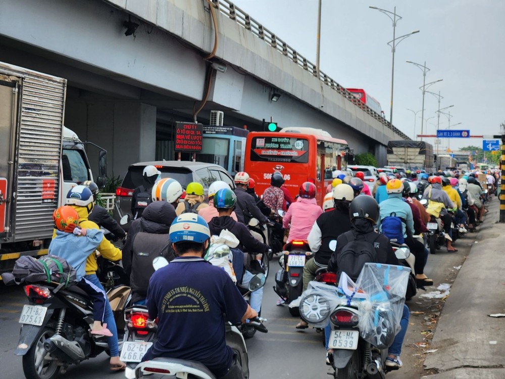 TP Hồ Chí Minh: Sáng 29/4, cửa ngõ miền Tây kẹt xe kéo dài - Ảnh 8.