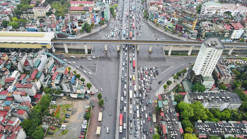 Cửa ngõ Thủ đô ùn tắc kéo dài, người dân đội mưa, chật vật rời Hà Nội ngày đầu kỳ nghỉ lễ - Ảnh 1.