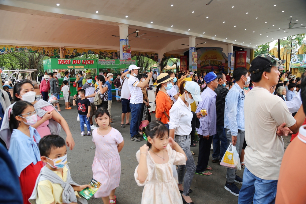 Hàng ngàn người đội nắng nóng đổ về Suối Tiên trong ngày Giỗ tổ Hùng Vương - Ảnh 3.