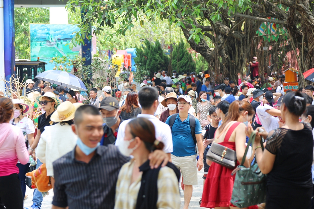 Hàng ngàn người đội nắng nóng đổ về Suối Tiên trong ngày Giỗ tổ Hùng Vương - Ảnh 2.