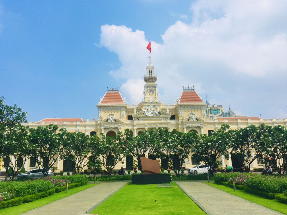 Ngắm trụ sở UBND và HĐND TP Hồ Chí Minh trước giờ mở cửa đón khách dịp 30/4 - Ảnh 1.