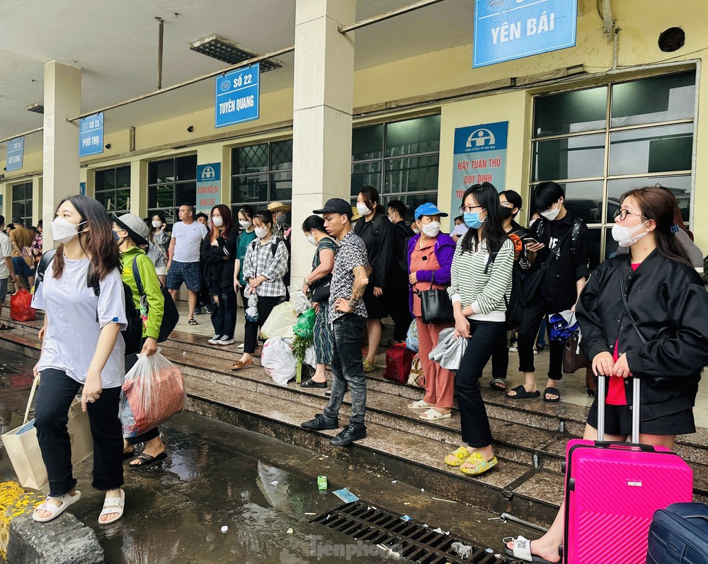 Cửa ngõ Thủ đô ùn tắc kéo dài, người dân đội mưa, chật vật rời Hà Nội ngày đầu kỳ nghỉ lễ - Ảnh 9.