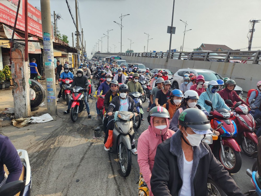 TP Hồ Chí Minh: Sáng 29/4, cửa ngõ miền Tây kẹt xe kéo dài - Ảnh 6.