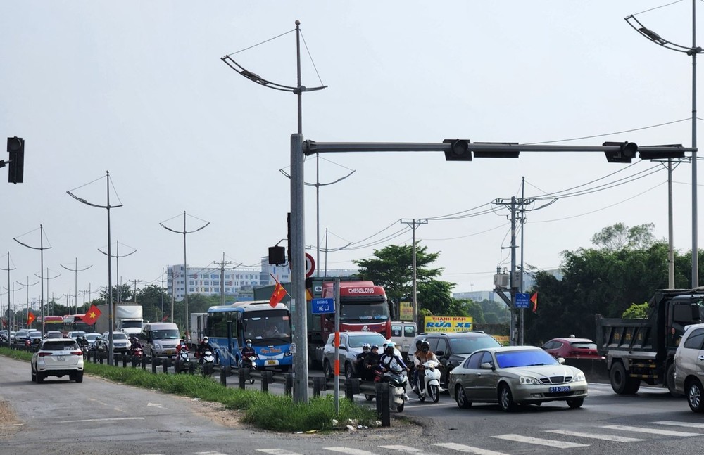 TP Hồ Chí Minh: Sáng 29/4, cửa ngõ miền Tây kẹt xe kéo dài - Ảnh 5.