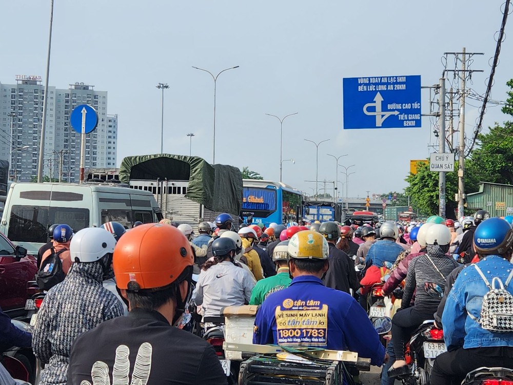 TP Hồ Chí Minh: Sáng 29/4, cửa ngõ miền Tây kẹt xe kéo dài - Ảnh 4.