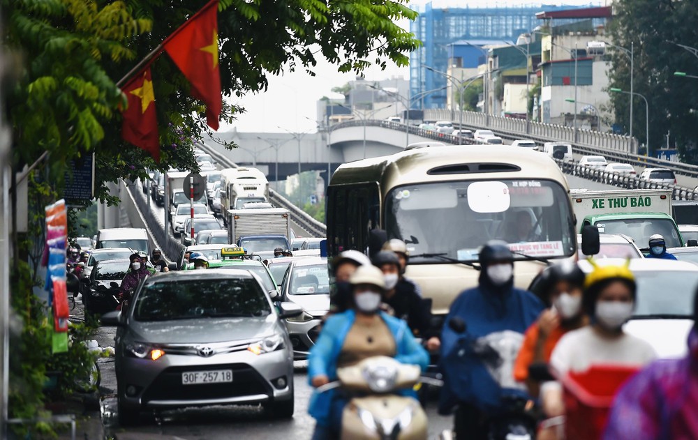 Cửa ngõ Thủ đô ùn tắc kéo dài, người dân đội mưa, chật vật rời Hà Nội ngày đầu kỳ nghỉ lễ - Ảnh 6.