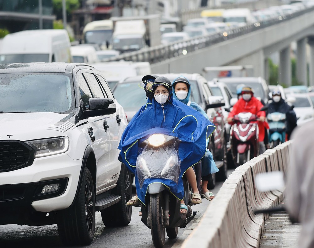 Cửa ngõ Thủ đô ùn tắc kéo dài, người dân đội mưa, chật vật rời Hà Nội ngày đầu kỳ nghỉ lễ - Ảnh 5.